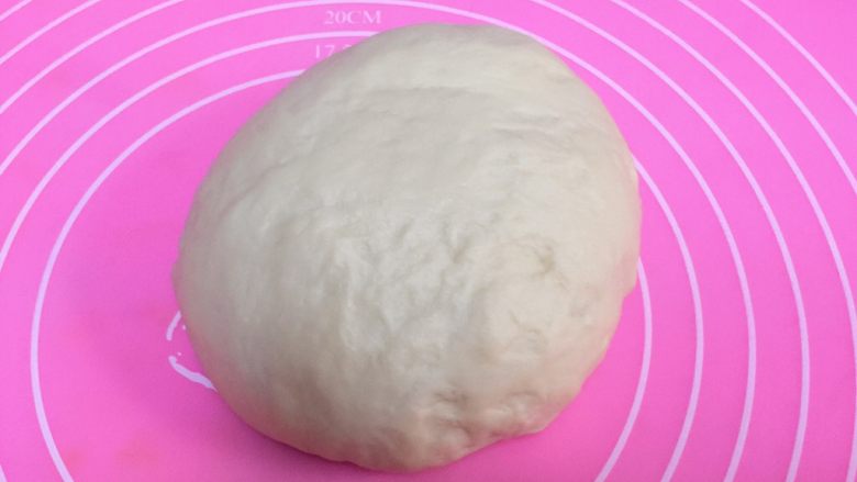 早餐+奶香椰蓉棒,面团经过一个小时发酵到原来的1.5-2倍大,取出面团排气,揉成面团。