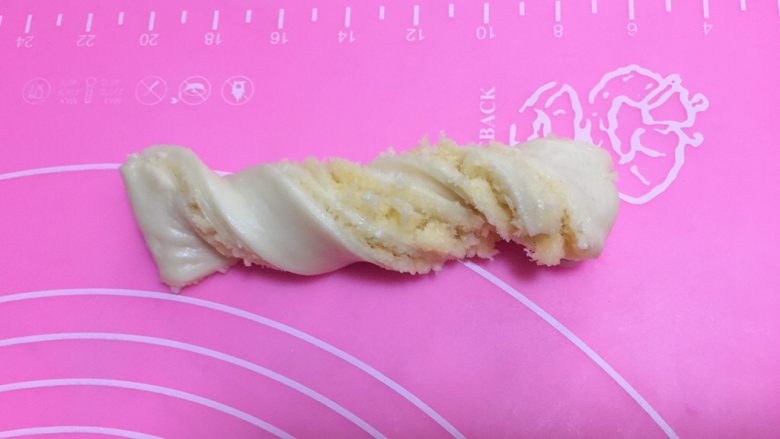 早餐+奶香椰蓉棒,依次取出长条,捏着长条的两端扭两下成螺旋形。