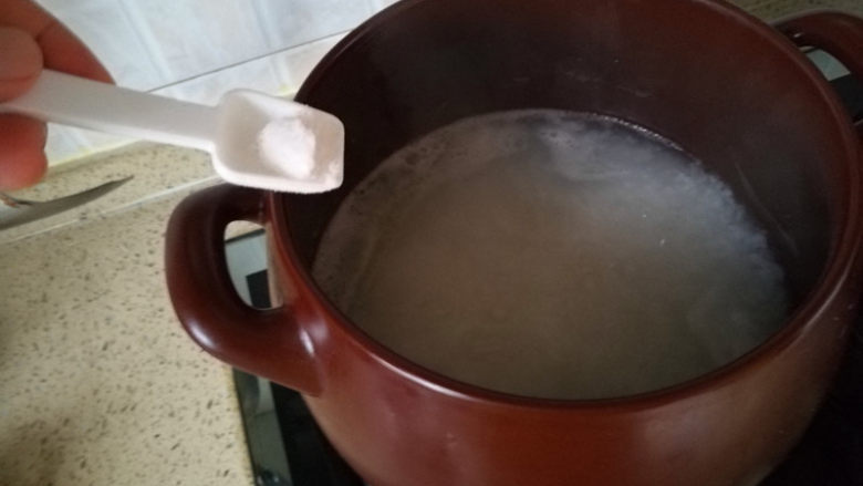 早餐+砂锅煲皮蛋瘦肉粥,加盐,搅匀。