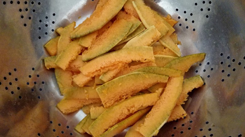 四喜蒸饺,南瓜切薄片,放蒸锅蒸