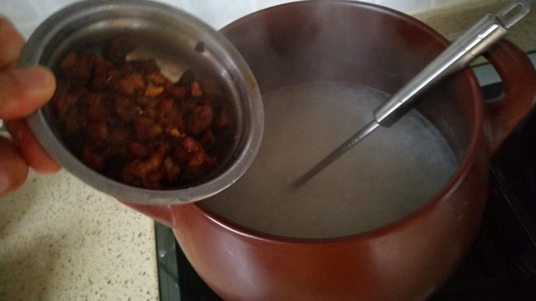 早餐+砂锅煲皮蛋瘦肉粥,粥煮至自已想要的浓稠度,调好底粥的味道,加入腌制好的瘦肉丁,搅匀