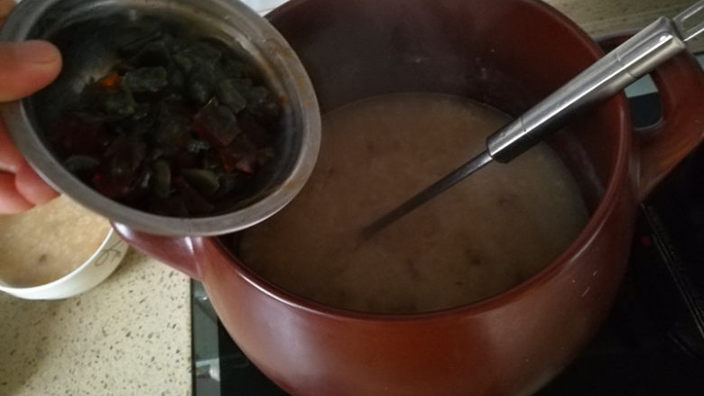 早餐+砂锅煲皮蛋瘦肉粥,加入皮蛋丁,搅匀