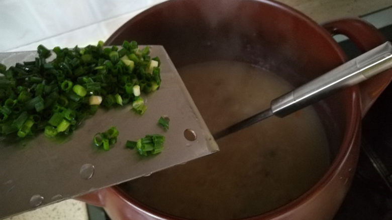 早餐+砂锅煲皮蛋瘦肉粥,试下味道OK后,加入葱末,搅匀即可出锅。
