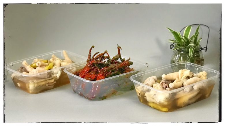 甜辣口秘制酱鸭舌,前面介绍了我是在高速路上当零嘴小食,所以冷凉后就早早的打包啦,你学会了么