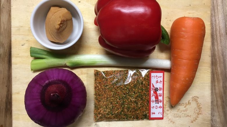 东京鱼汤,味噌,红甜椒,胡萝卜,大葱,七味唐辛子,汤底的主要食材准备。