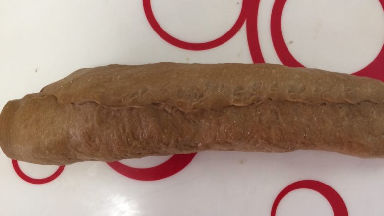 香浓咖啡大列巴,卷好后,收好口子,如果面皮比较干,难收口下,可以沾一点水湿一下再收口