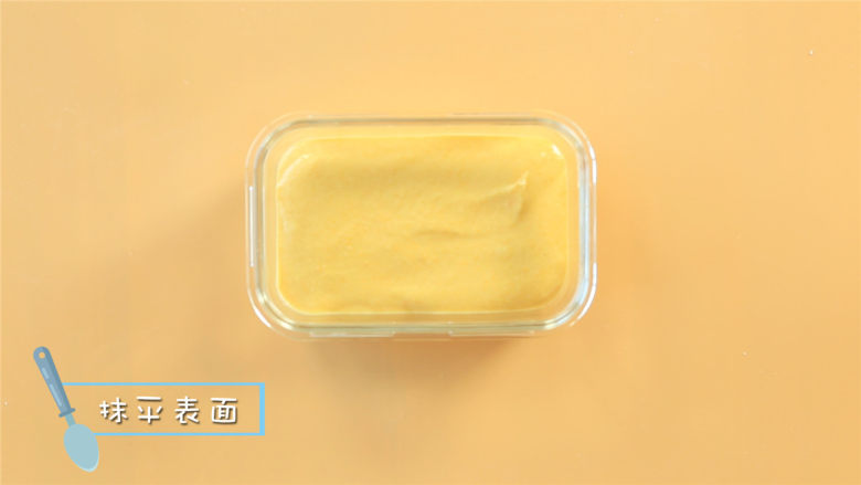蔬菜豆腐蒸糕,取一个深口容器,垫上硅油纸后倒入蔬菜糊 。