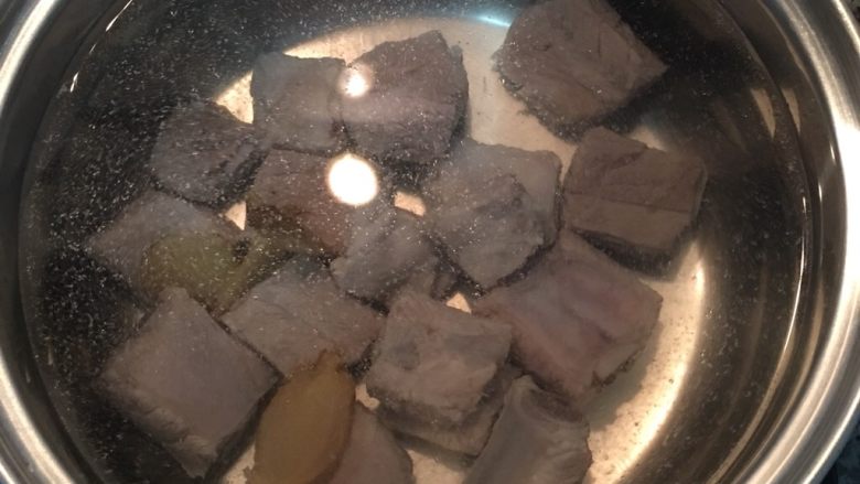 南瓜排骨汤,放入排骨和切好的姜片或姜丝,加水到锅子的七分满,大火煮滚后改小火熬45分钟。