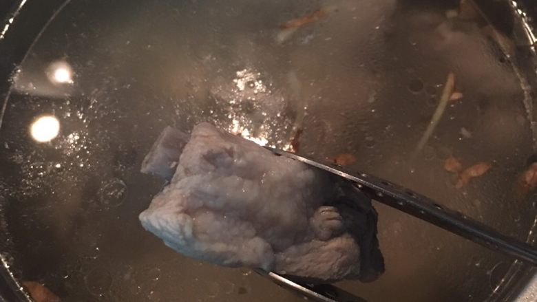 南瓜排骨汤,煮到排骨的骨头突出,