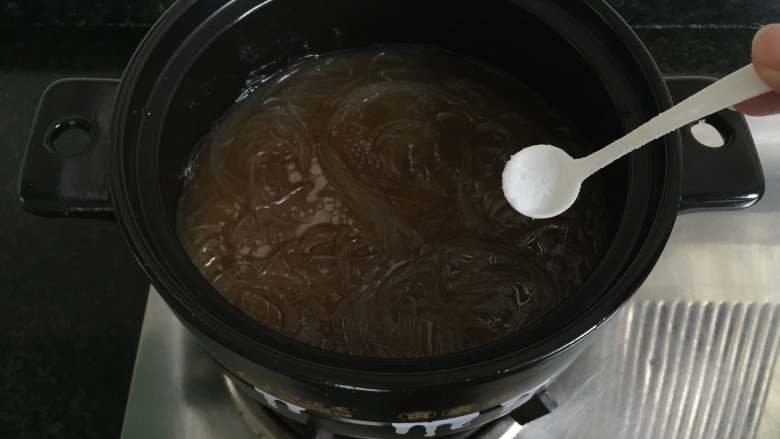 大闸蟹粉丝煲,加入盐;