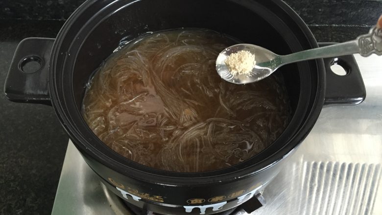 大闸蟹粉丝煲,加入鸡精;