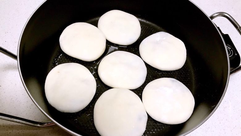 芹菜猪肉馅饼,锅内加入大豆色拉油,油温6分热的时候放入馅饼坯