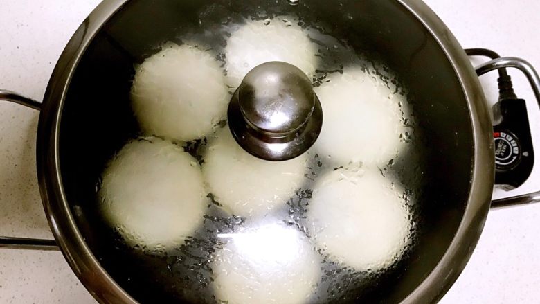 芹菜猪肉馅饼,盖上锅盖,小火煎制3分钟