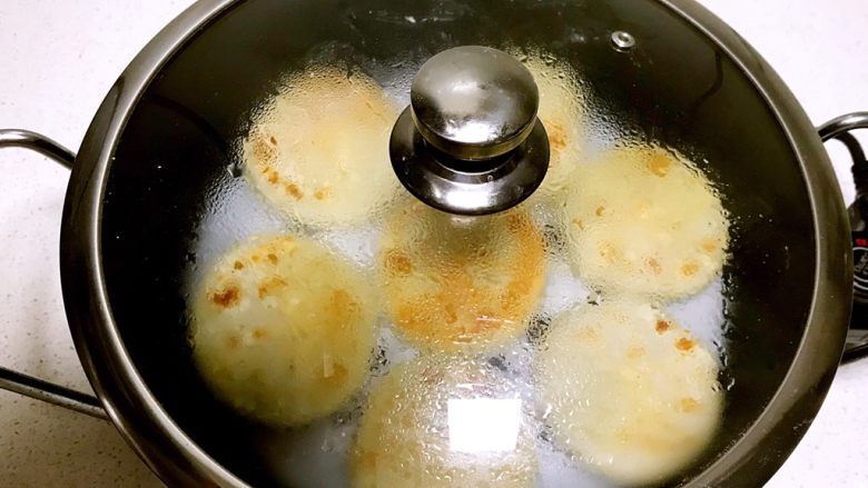芹菜猪肉馅饼,盖上锅盖,煎制面汁收尽,底面金黄即可