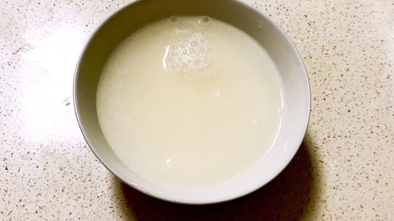 芹菜猪肉馅饼,加入半碗冷水调匀,做成面汁备用