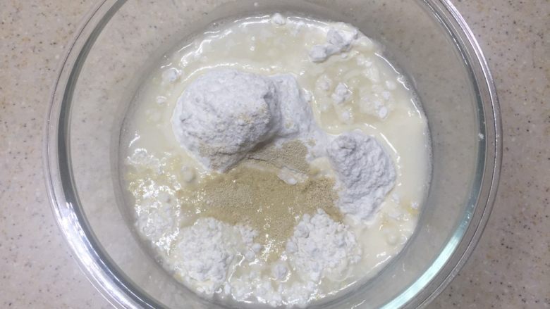 波兰种五色吐司,首先制作波兰种,将a材料混合拌匀。