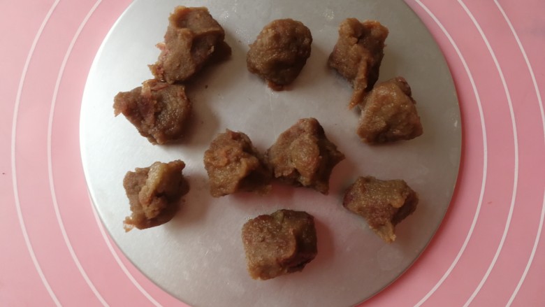 怒放玫瑰花面包,将玫瑰花馅分成十份,每份六克。