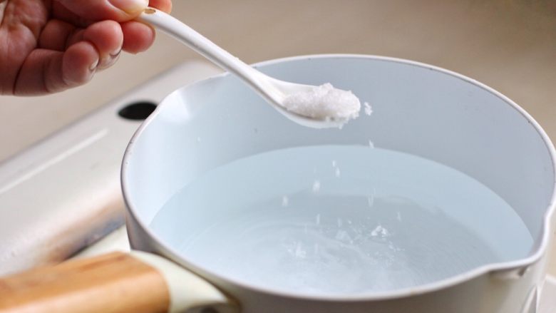 培根南瓜通心粉,煮南瓜同时,另外煮一锅清水,加些许盐。