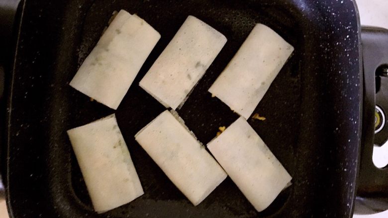 煎饼盒子,锅内加入大豆色拉油,油温5分热的时候加入韭菜盒子,小火煎制
