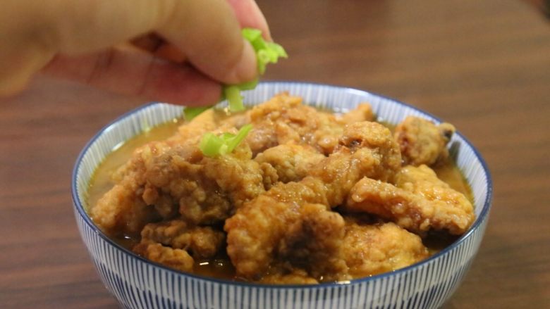 酸汤小酥肉,盛起到娃娃菜上,撒一些葱花。