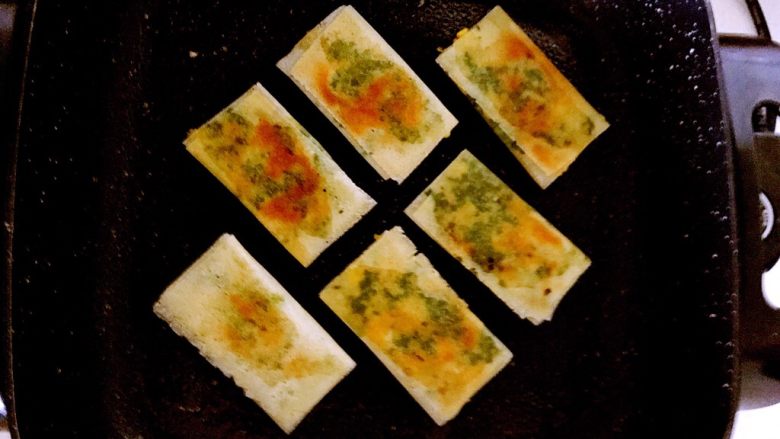 煎饼盒子,煎至一面金黄的时候就可以翻面,煎至两面金黄即可