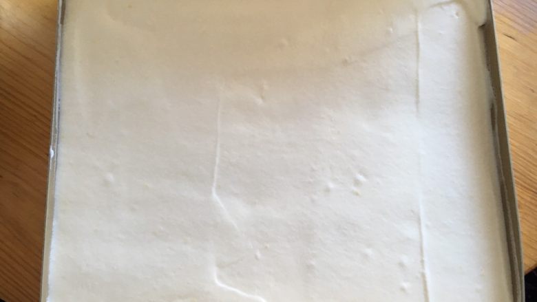 樱花蛋糕,刮平表面,用力震几下烤盘