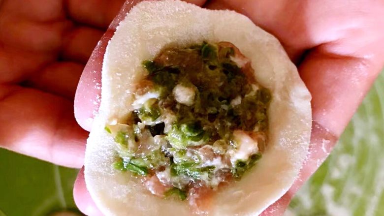 芹菜猪肉馅饼,取一个面皮,加入适量馅料,包成包子形状,收口要捏紧