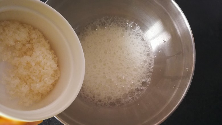原味戚风蛋糕,电动打蛋器开低速打发至大鱼眼泡时,加入白糖2的1/3份量,也就是15克,继续中低速打发,白糖2需要分3次加入~