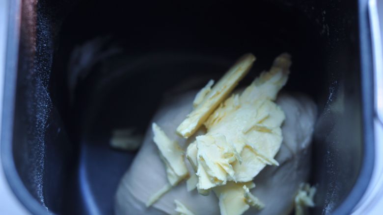 龙猫挤挤面包,15分钟后,完成,放入黄油。
