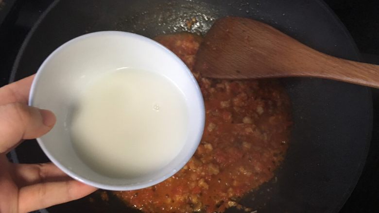 番茄肉酱意面,出锅前加水淀粉勾芡,增加粘稠度