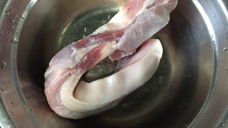 番茄肉酱意面,准备一块肥瘦相间的肉,洗干净