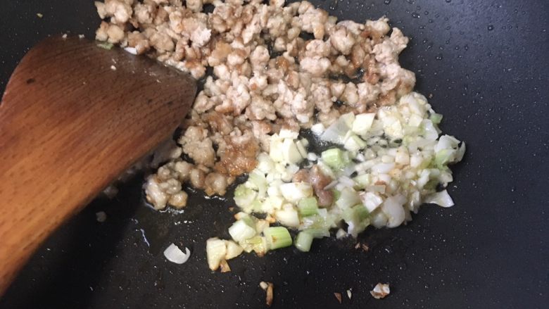 番茄肉酱意面,推一边,加入蒜葱沫