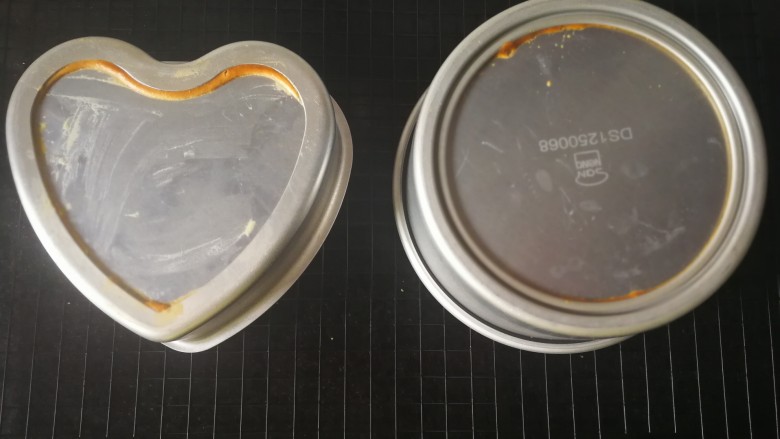 原味戚风蛋糕,烤完后滴声提示,迅速取出从高处摔下,震两下震出热气,倒扣在晾网上冷却至凉。切记倒扣!倒扣!倒扣!