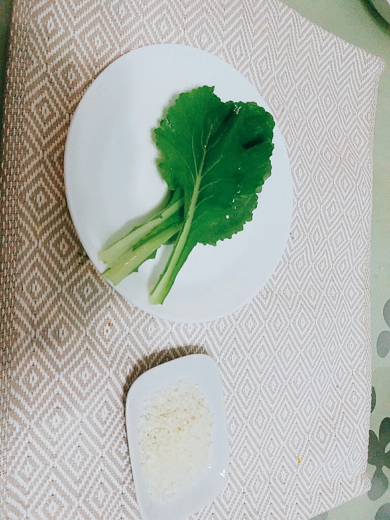 辅食:小白菜米糊,准备好<a style='color:red;display:inline-block;' href='/shicai/ 112'>小白菜</a>,白米。