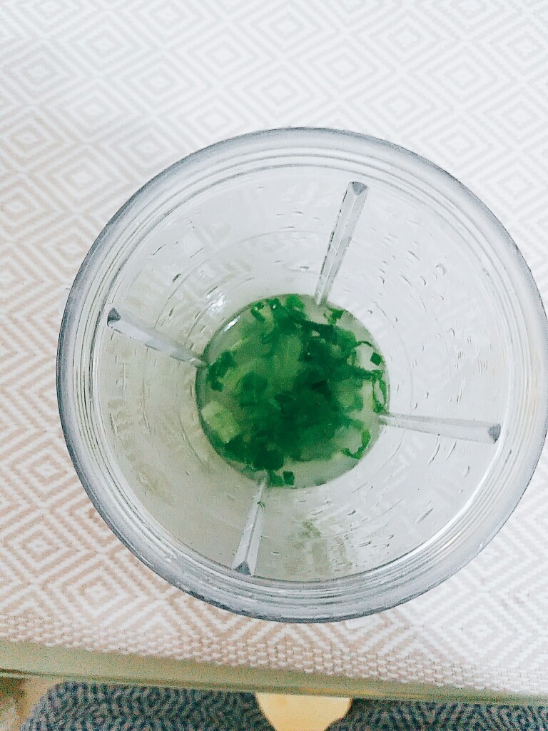 辅食:小白菜米糊,加入适量水。