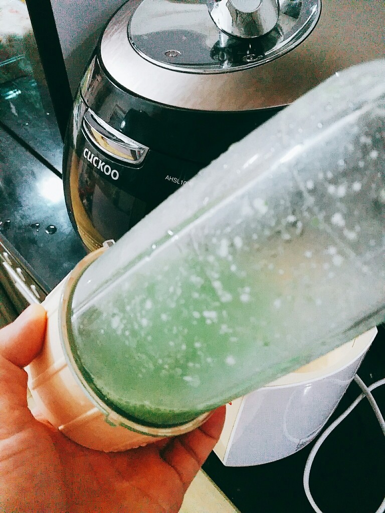 辅食:小白菜米糊,然后打碎。