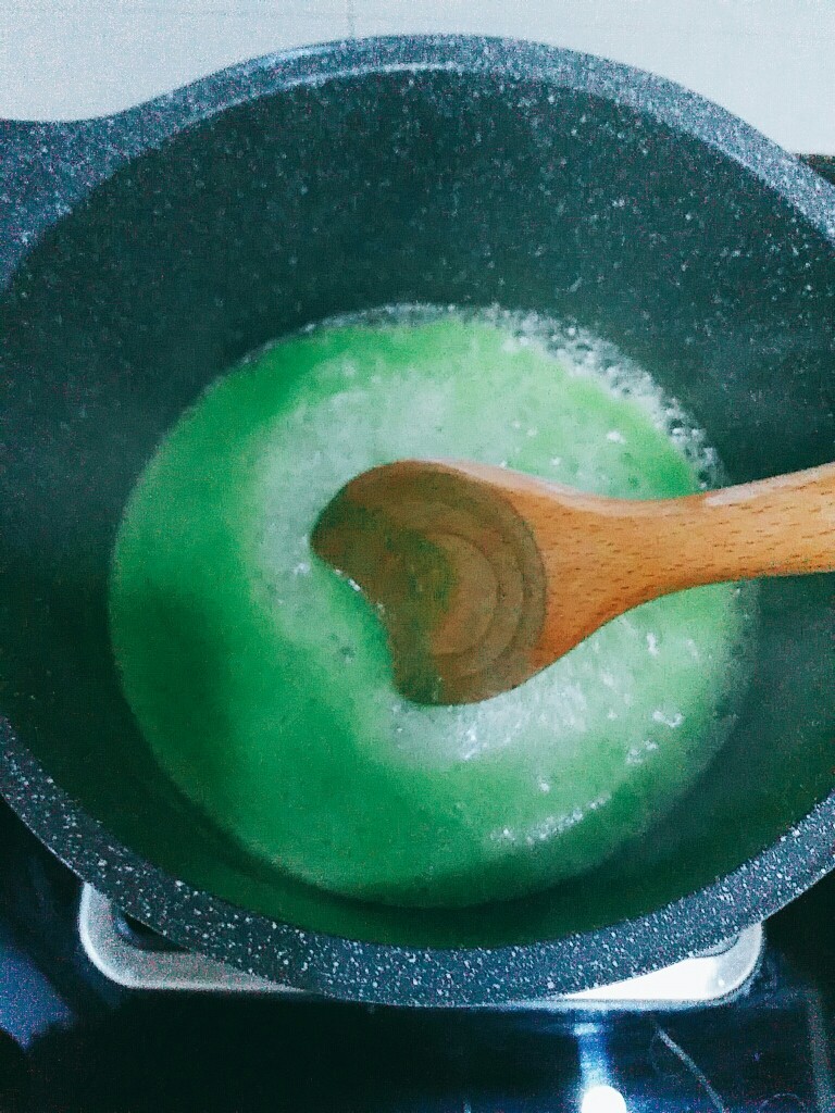 辅食:小白菜米糊,大火煮沸,再改小火,持续搅动,以免糊锅。