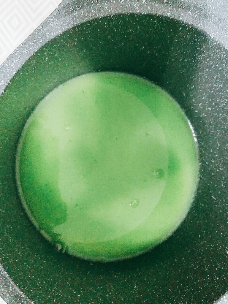 辅食:小白菜米糊,再加入适量水。