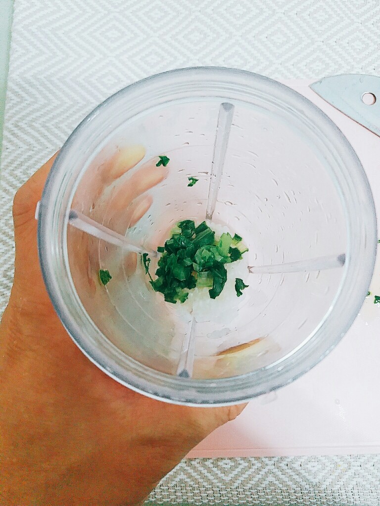 辅食:小白菜米糊,再加入切好的白菜。