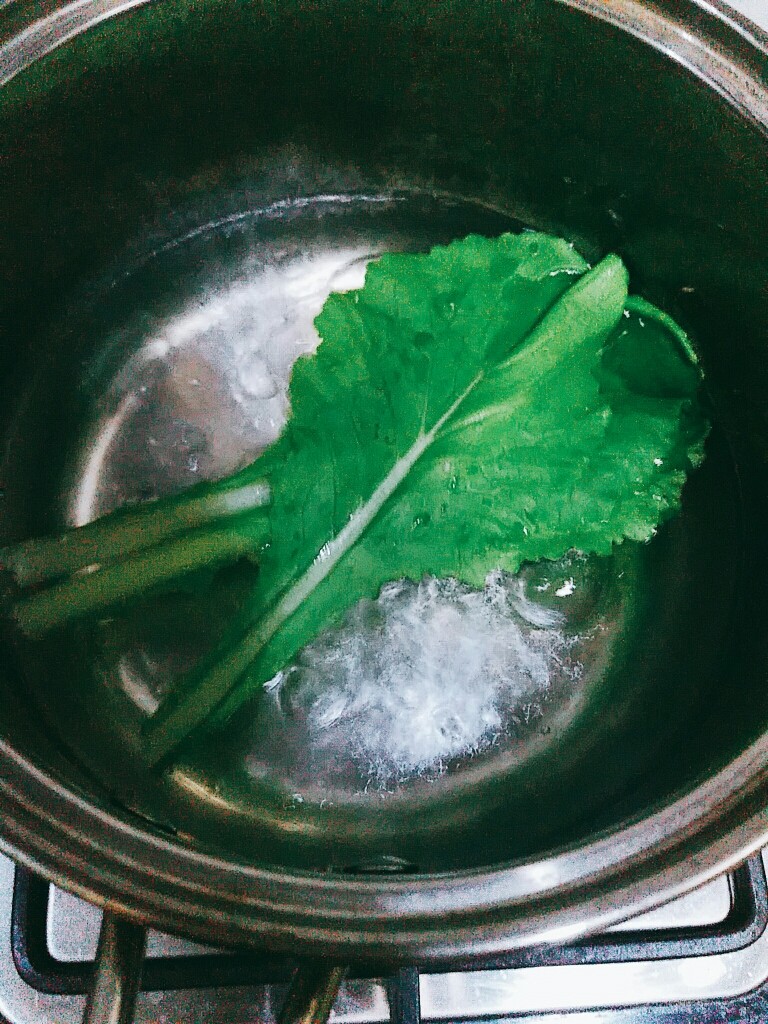 辅食:小白菜米糊,小白菜过沸水。