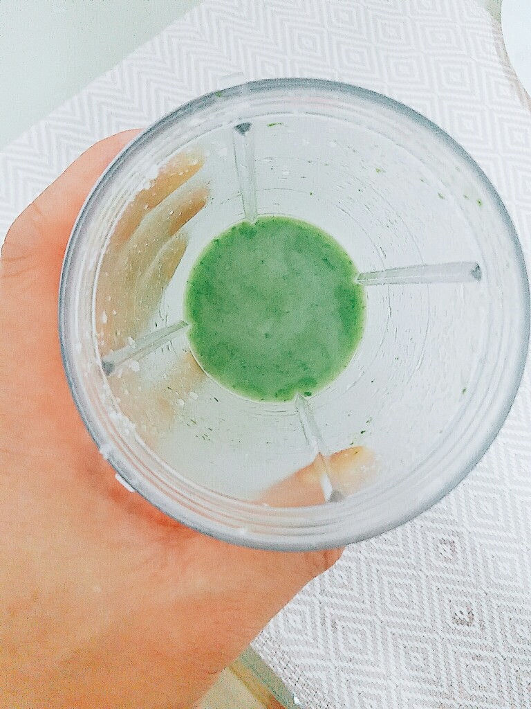 辅食:小白菜米糊,打碎的食材准备倒入锅中。