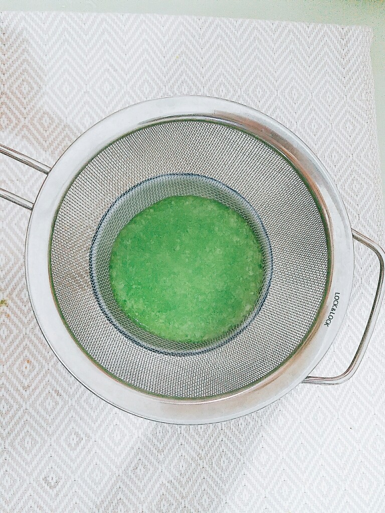 辅食:小白菜米糊,将煮好的米糊倒入过滤网,过滤杂质。