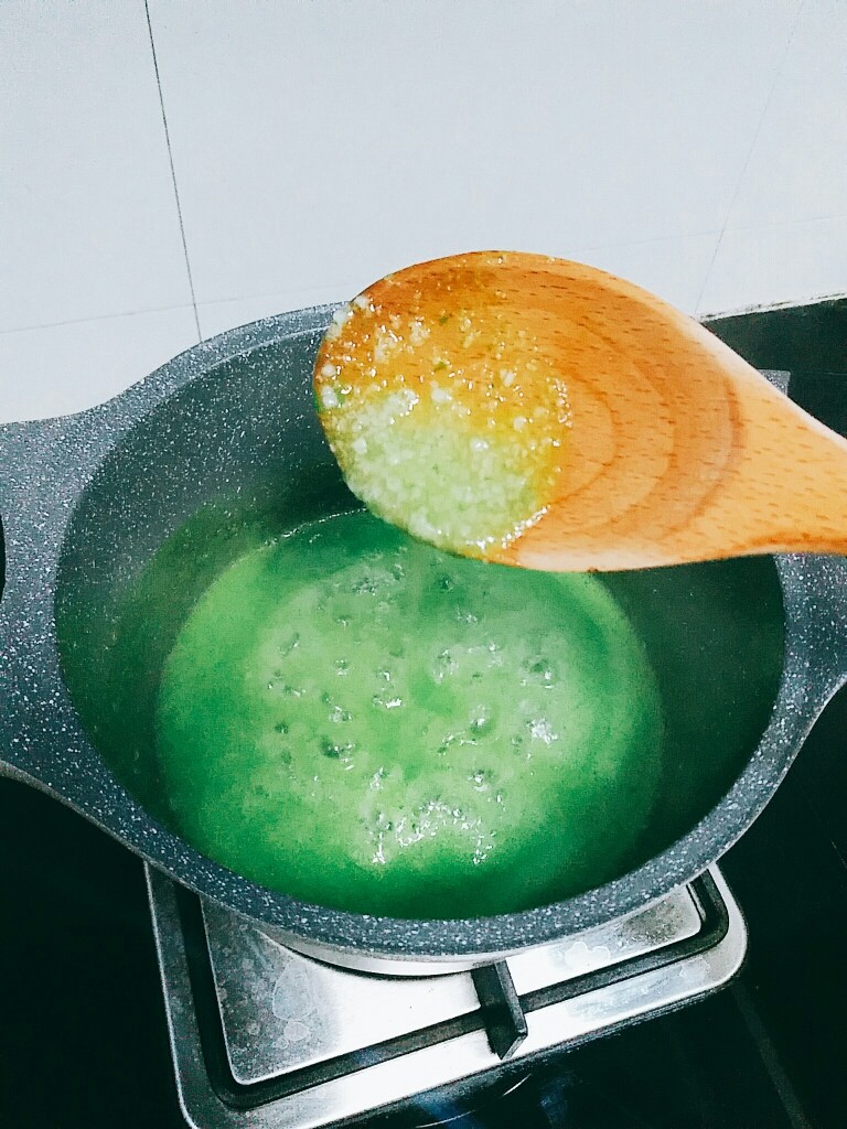 辅食:小白菜米糊,煮至成糊状即可。