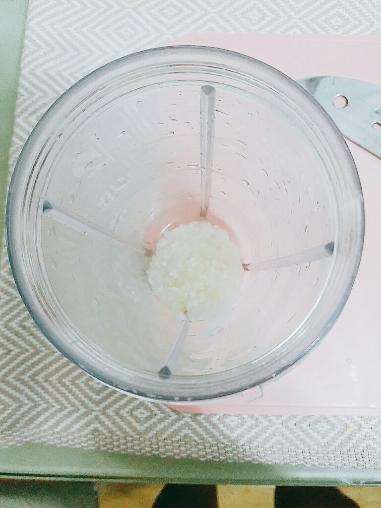 辅食:小白菜米糊,把白米洗好,放入粉碎机。