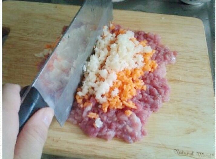 红萝卜马蹄玉米粒蒸肉饼,将红萝卜,马蹄放在肉蓉上一起剁。