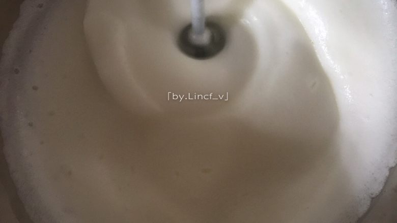 不一样的戚风--养乐多戚风蛋糕,继续打发,到蛋白显细腻状时可加入剩下的细砂糖