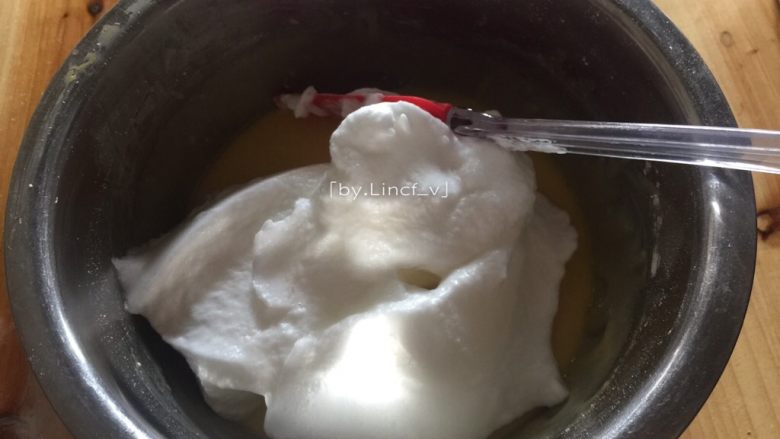 不一样的戚风--养乐多戚风蛋糕,将打发好的1/3蛋白糊加入到蛋黄糊中,用翻拌的方法将其快速的混合均匀