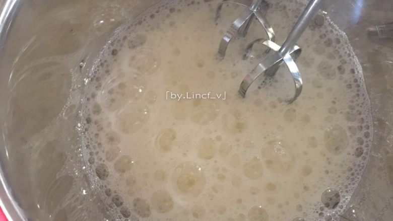 不一样的戚风--养乐多戚风蛋糕,然后将蛋白倒入无油无水的打蛋盆中(一定要无油无水),用电动打蛋器高速打发至显鱼眼泡泡状,加入60g细砂糖的1/3量继续打发