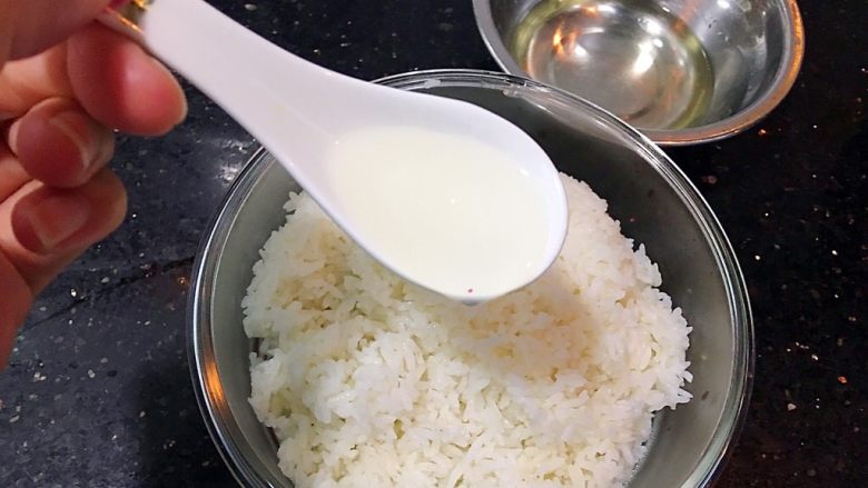 美味的军舰寿司🍣、三角饭团🍙
(附:寿司醋做法),加入寿司醋拌匀