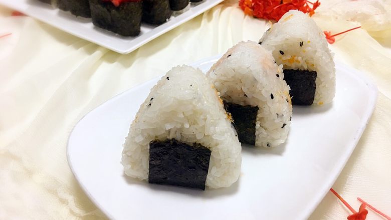 美味的军舰寿司🍣、三角饭团🍙
(附:寿司醋做法),三角饭团🍙完成!是不是很简单?